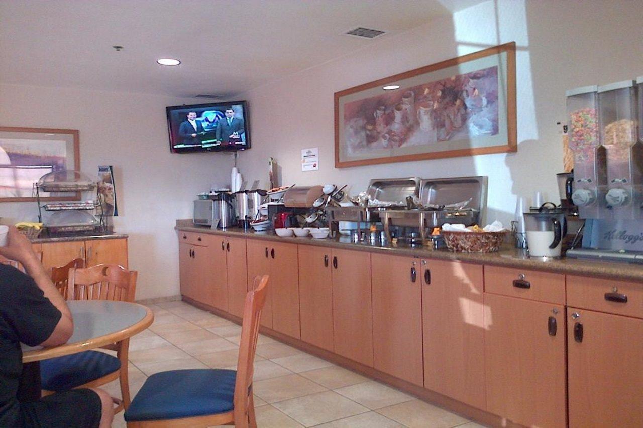 Microtel Inn & Suites By Wyndham Chihuahua Buitenkant foto