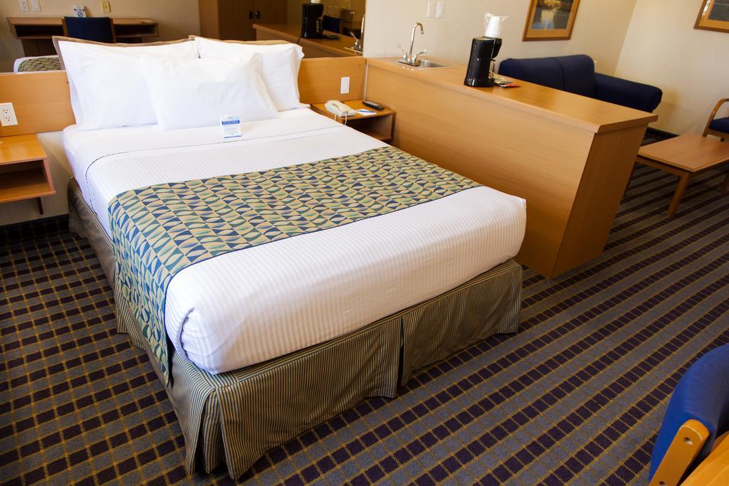 Microtel Inn & Suites By Wyndham Chihuahua Buitenkant foto